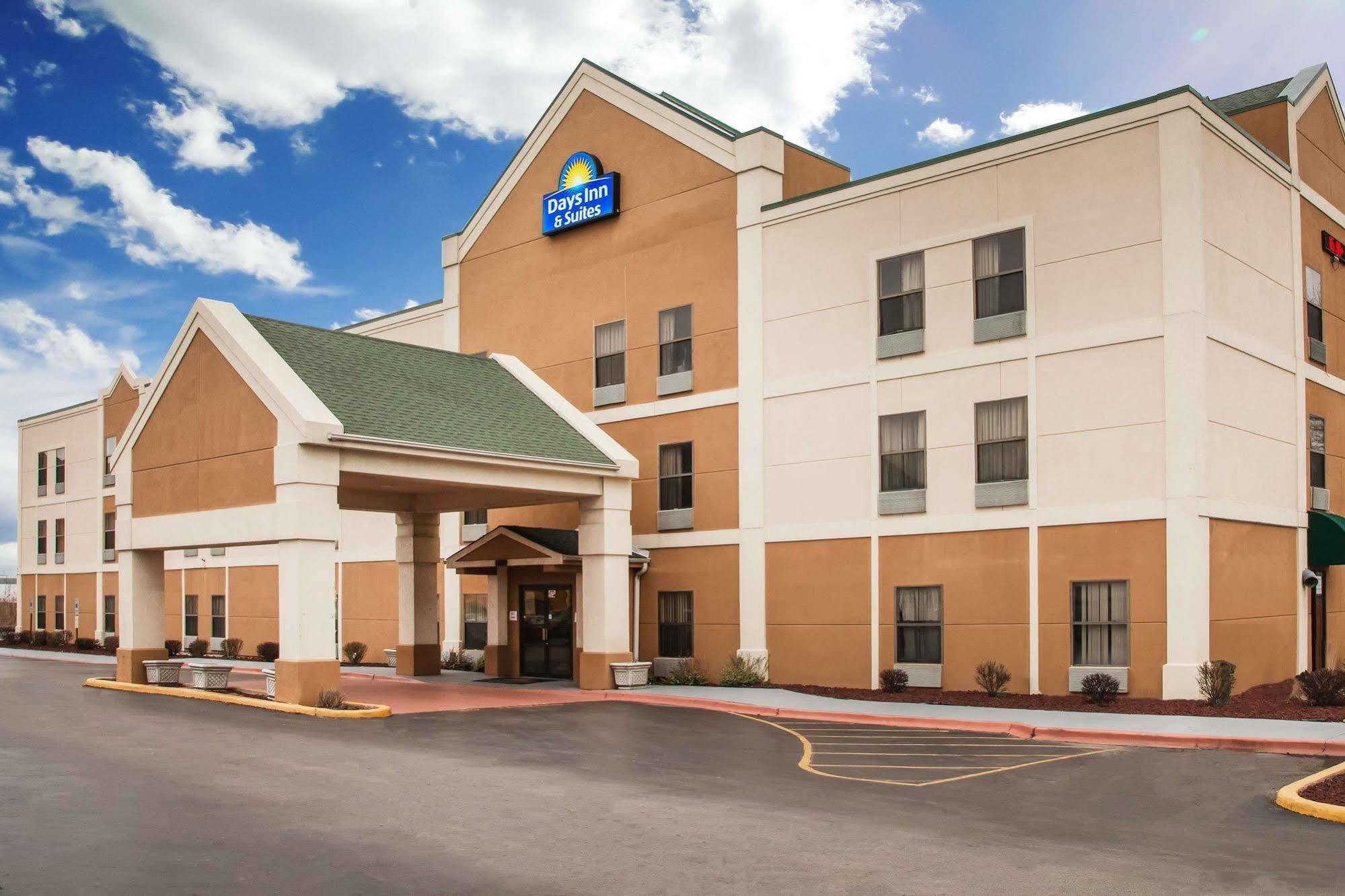 Days Inn & Suites By Wyndham Harvey / Chicago Southland Exterior photo